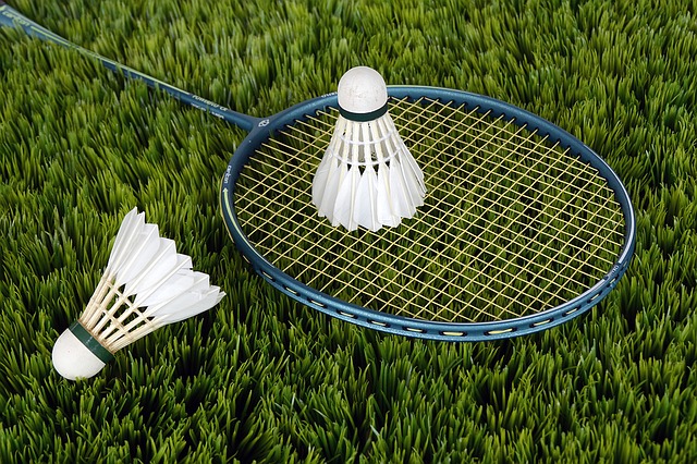 badmintonová souprava na trávníku pro hru naboso